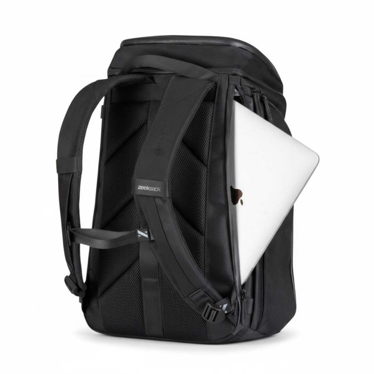 Czarny plecak z srebrnym laptopem częściowo wsuniętym do kieszeni bocznej.