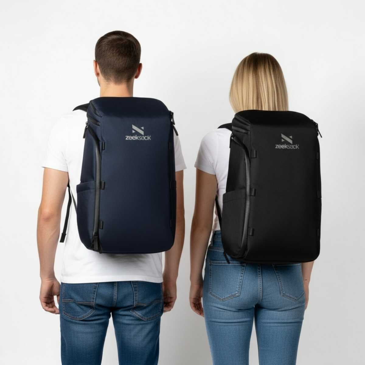 Kobieta i mężczyzna w białych koszulkach i dżinsach stoją tyłem, na plecach mają plecaki Zeeksack, studio na białym tle.