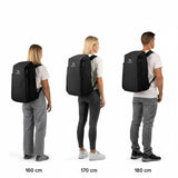 Trzy osoby o różnym wzroście (160 cm, 170 cm, 180 cm) pokazują plecaki Zeeksack na plecach, studio na białym tle.