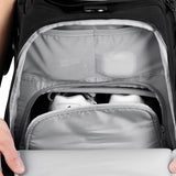 Torba Zeeksack The Duffelbag z otwartą komorą – widoczne białe buty w dolnej części oraz górne kieszenie na drobne akcesoria, takie jak etui na słuchawki.