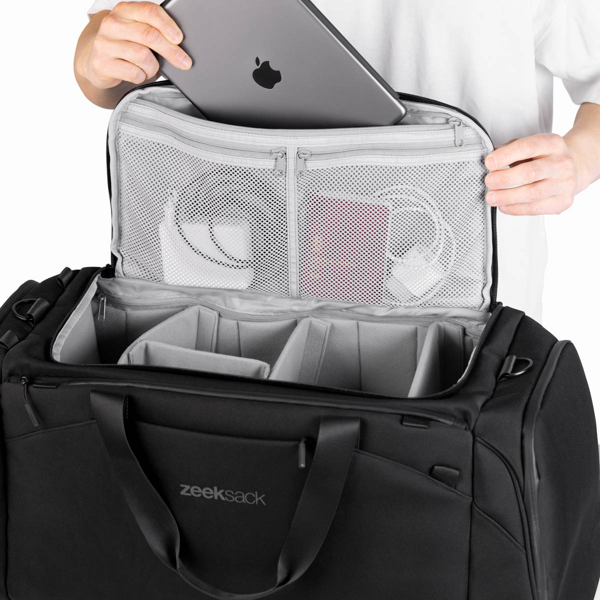 Torba Zeeksack The Duffelbag z otwartą górną częścią – widoczne siatkowe kieszenie na akcesoria oraz wewnętrzne przegrody organizacyjne.